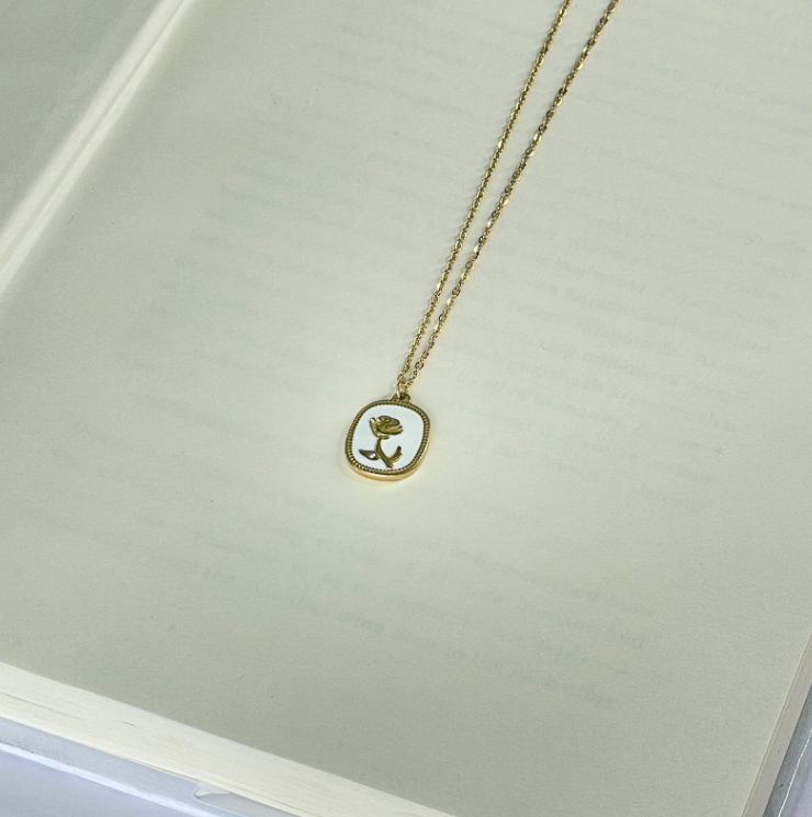 Rosas White Pendant